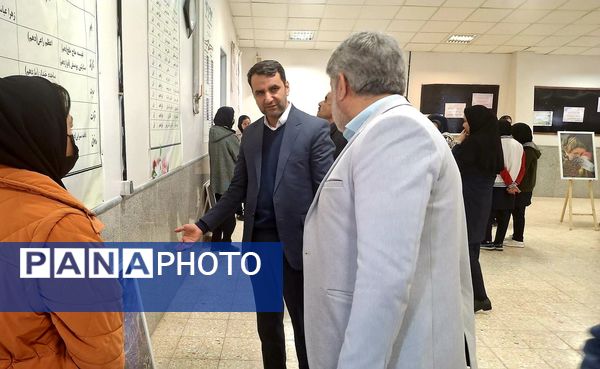 بازدید مسئولان و دانش‌آموزان از نمایشگاه دستاوردهای هنرستان بنت‌الهدی صدر