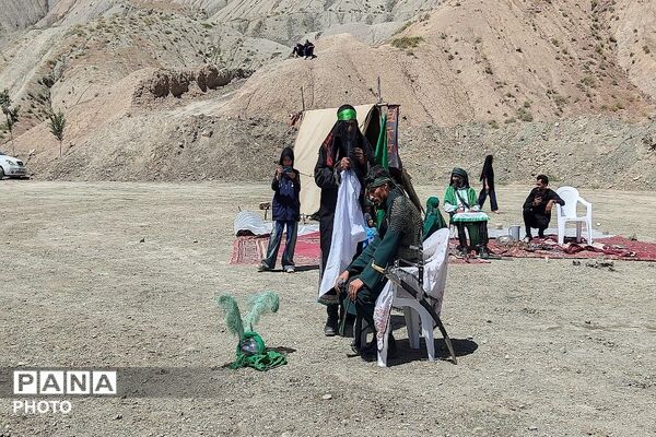 تعزیه خوانی در روز اربعین حسینی در جوار گلزار شهدای شهر بار نیشابور 