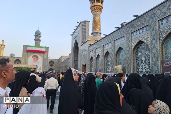 نجوای عاشقانه زائران در روز عرفه؛ مشهد الرضا غرق در زمزمه‌های بندگی
