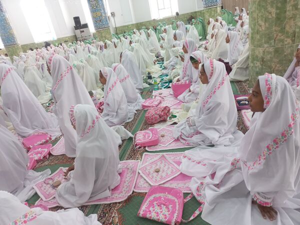 برگزاری جشن تکلیف دو هزار دانش‌آموز دختر سوم ابتدایی در میناب