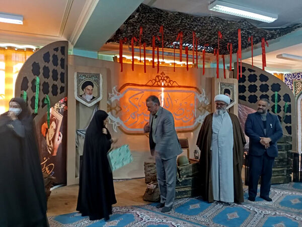 جلوه‌هایی از انس و ارادت دختران دانش‌آموز مدرسه انقلاب اسلامی۲ قم به شهیدان
