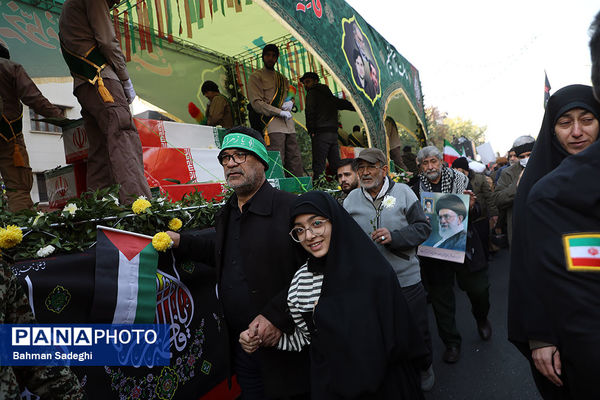 تشییع پیکرهای ۱۰۰ شهید گمنام از مقابل دانشگاه تهران