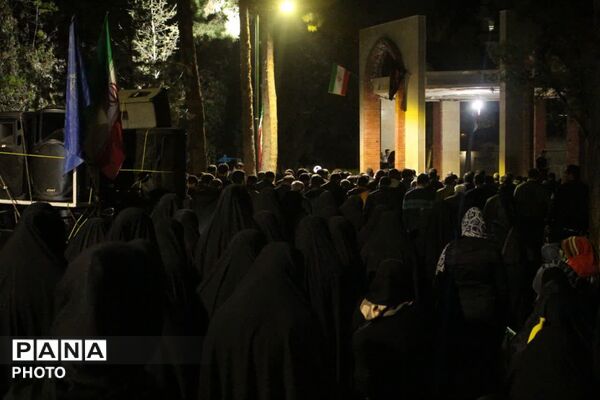 نماز استغاثه به امام زمان؛در کنار شهید گمنام