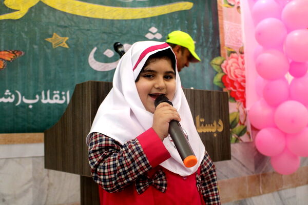 جشن شکوفه‌ها در دبستان دخترانه امید انقلاب (شاهد) بوشهر