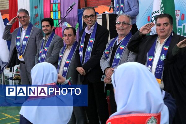 بهارستان دو صحنه همفکری، همدلی و همکاری پیشتازان در همایش یاوران انقلاب