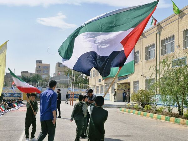 اجتماع دانش‌آموزان ابتدایی پسرانه امام رضا(ع) واحد ۸ در حمایت از عملیات وعده صادق ۲ 