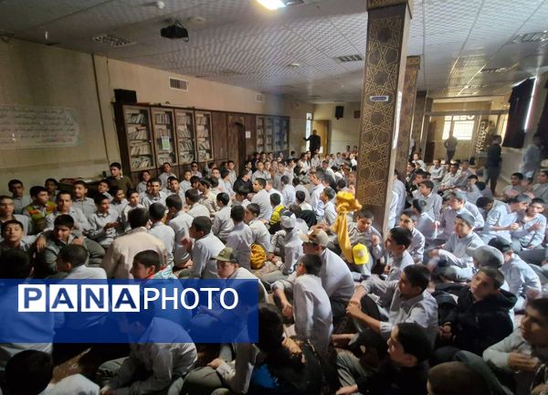 شادی دانش‌آموزان مشهدی در پی عملیات غیور مردان نیروهای سپاه وتجمع در مهدیه مشهد