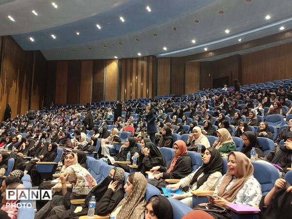حضور دانش‌آموزان دختر هرمزگانی در همایش بزرگ تحصیلی «یاد نوین»