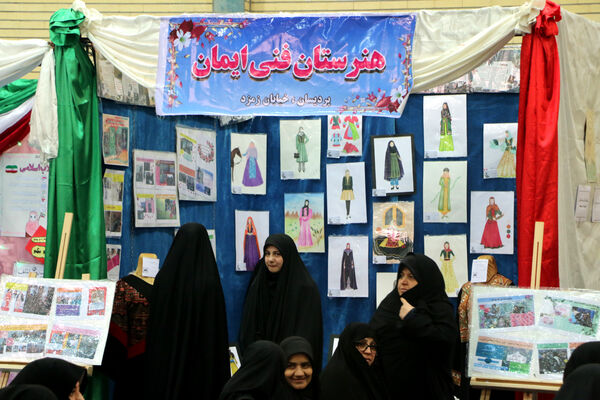 برپایی نمایشگاه عفاف و حجاب در هنرستان ایمان قم