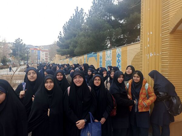 بازدید دانش‌آموزان دبیرستان شاهد شهید حمامی ناحیه۶ از رشته‌ها و فضای هنرستان