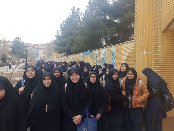 بازدید دانش‌آموزان دبیرستان شاهد شهید حمامی ناحیه۶ از رشته‌ها و فضای هنرستان