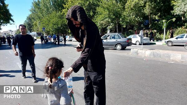 بدرقه باشکوه پیکر رهبر شهید روی دستان پرمهر ملت