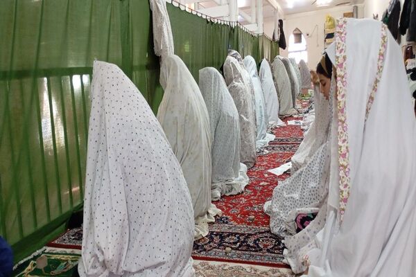 اقامه نماز جماعت باحضور معتکفین در مسجد جامع شهر بار نیشابور 