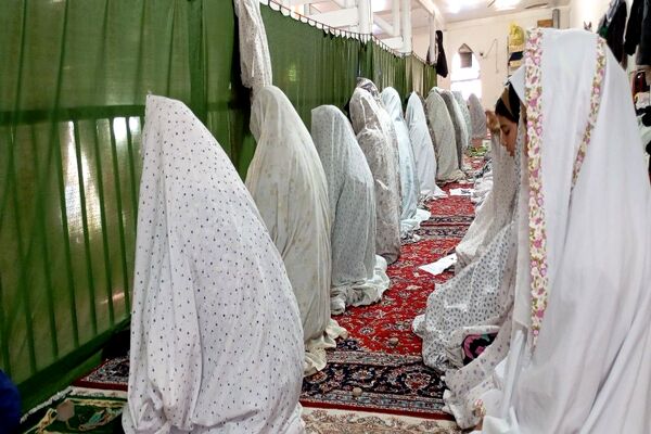 اقامه نماز جماعت باحضور معتکفین در مسجد جامع شهر بار نیشابور 