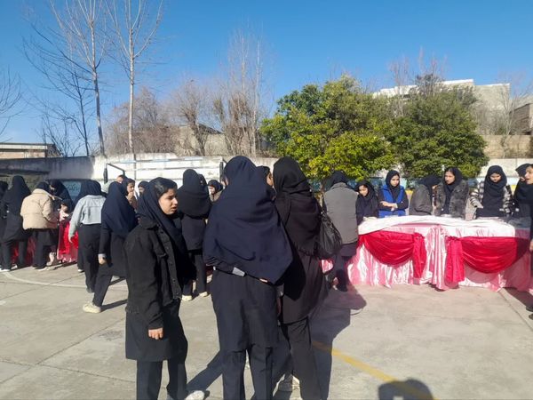 بازارچه دست‌سازهای دانش‌آموزی گلستان