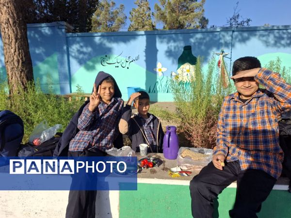 حال و هوای دانش‌آموزان دبیرستان شهید صدر کهک در یک صبح پاییزی