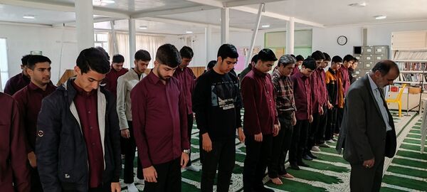 برپایی نماز جماعت در دبیرستان نمونه ایمان الله خامنه ای 