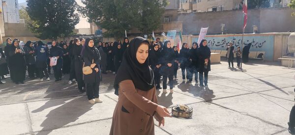 دانش‌آموزان دبیرستان نمونه فضیلت با شوروشوق به استقبال سال تحصیلی جدید رفتند