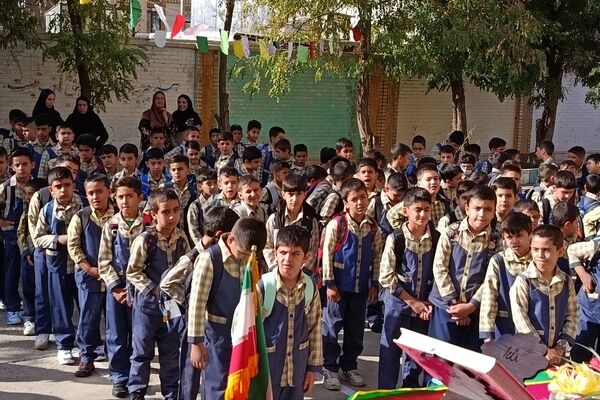 نوای آغاز دوباره سال تحصیلی جدید در دبستان شهید احمدی، شهرستان اشترینان 