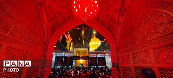 سلام زائران اربعین به باب‌الحوائج(ع) در حرم نورانی امامین کاظمین