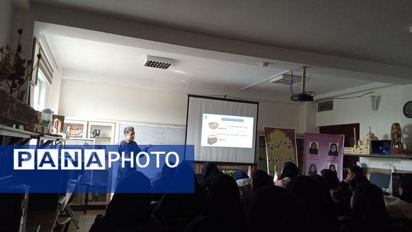 برگزاری جلسه مشاوره در راستای انتخاب رشته صحیح در آموزشگاه دخترانه هیأت امنای فرزانگان 