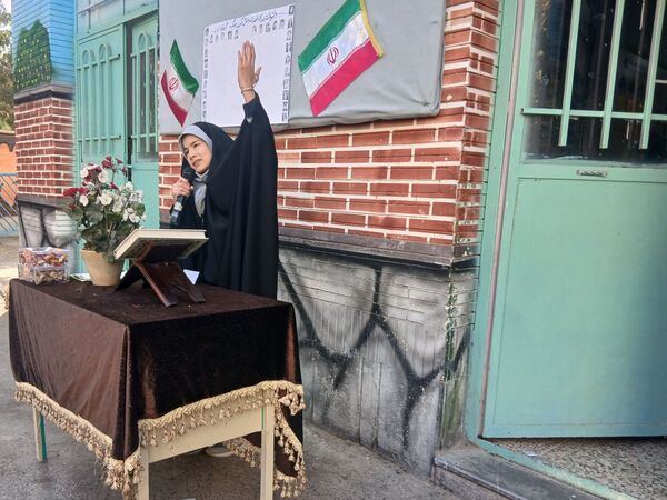 طنین شعارهای انقلابی در دبستان دخترانه میثاق به مناسبت ۱۳ آبان