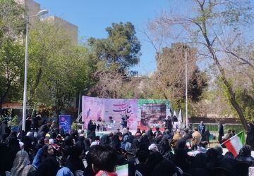 اجتماع ۵۰۰ نفره دانش آموزان و فرهنگیان منطقه ۱۰ در اربعین شهدا دانش آموز و رهبر شهید
