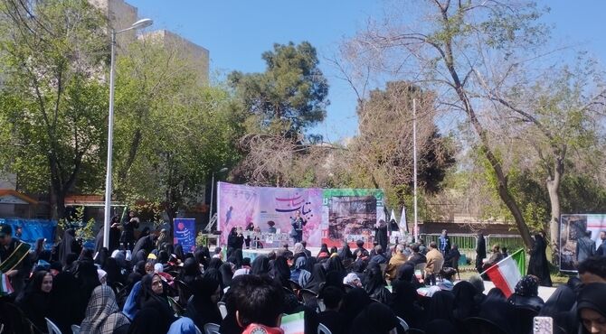 اجتماع ۵۰۰ نفره دانش آموزان و فرهنگیان منطقه ۱۰ در اربعین شهدا دانش آموز و رهبر شهید