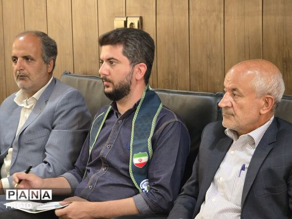 نشست خبری خبرنگاران پانا با مدیر و معاونان آموزش و پرورش بهاباد