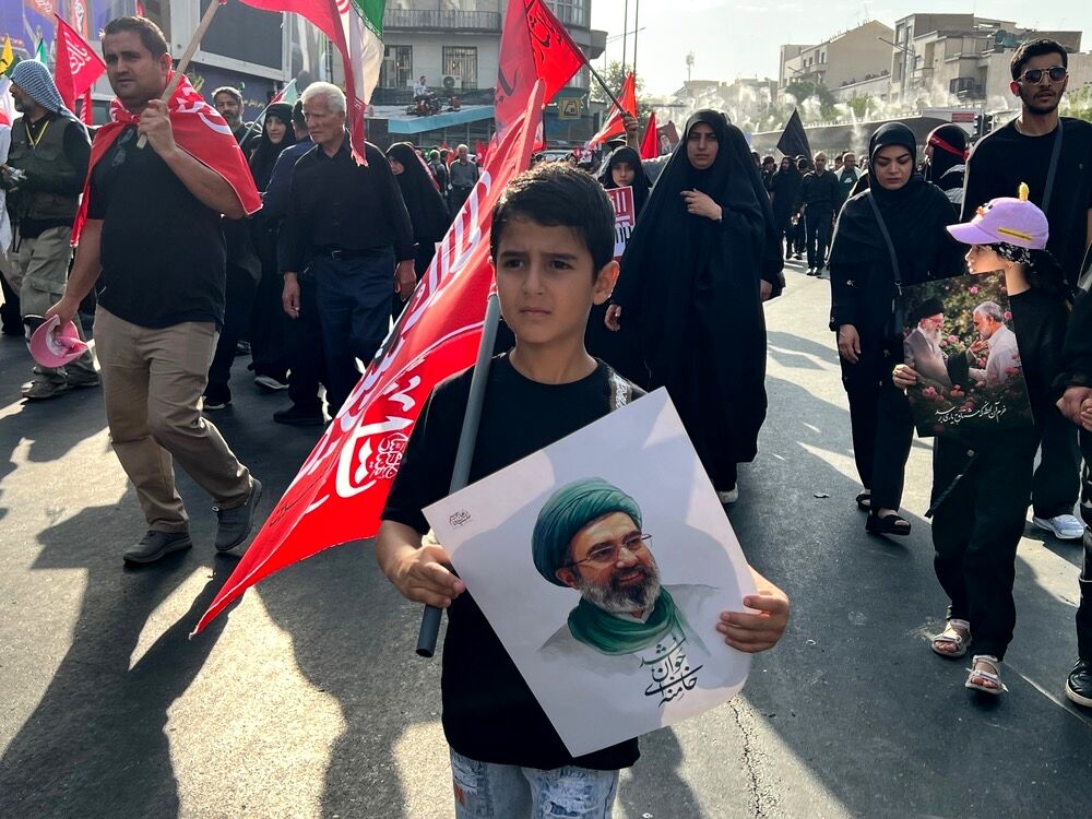 وداع  و تشییع تاریخی مردم با رهبر شهید