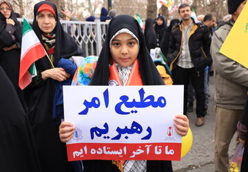 حضور پرشور دانش‌آموزان البرزی در راهپیمایی ۲۲ بهمن
