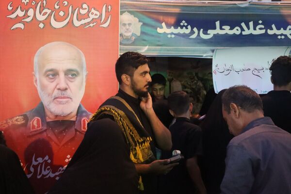 خادمی عاشقانه