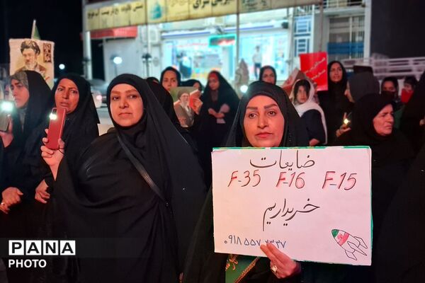 صحنه دیگری از عشق و ارادت ملت به رهبر در سومین شب سال جدید در شهرستان باشت