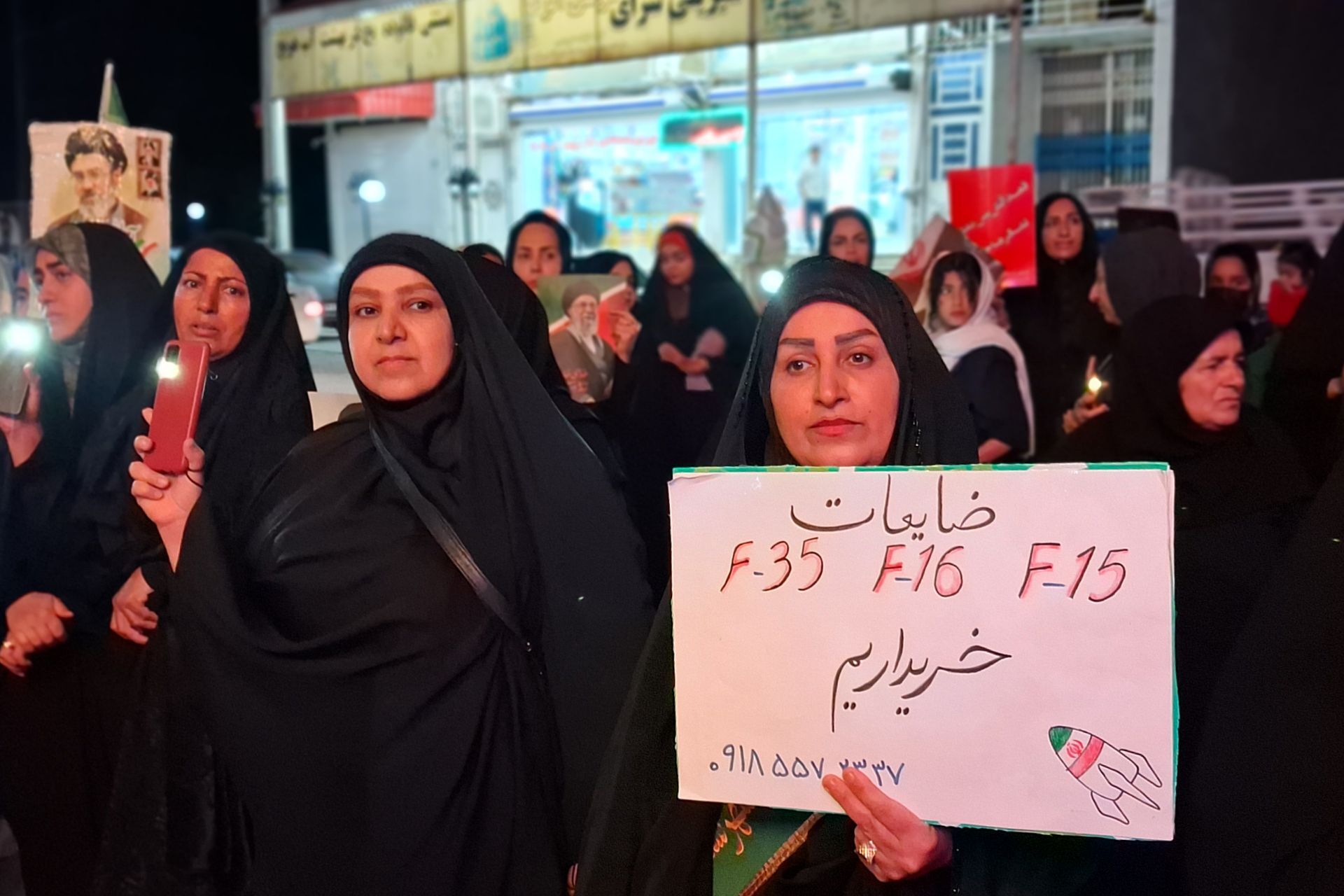 صحنه دیگری از عشق و ارادت ملت به رهبر در سومین شب سال جدید در شهرستان باشت