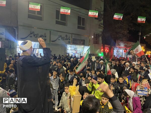  حضور مردم باخرز در آیین دشمن‌سوزی چهارشنبه‌سوری آخر سال