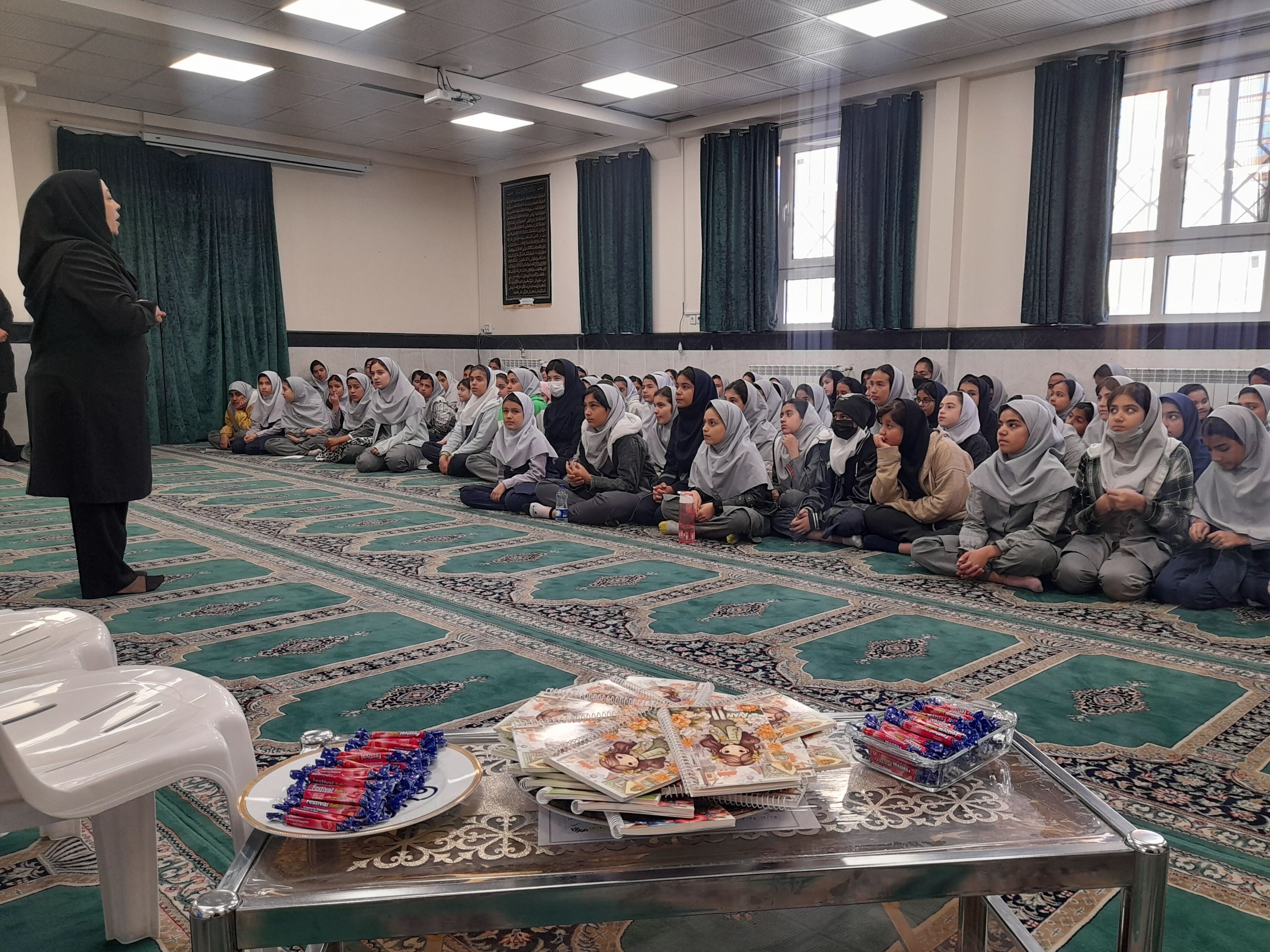 گرامیداشت روز دانش آموز در دبستان عذرا پورشهریاری ناحیه ۷مشهد
