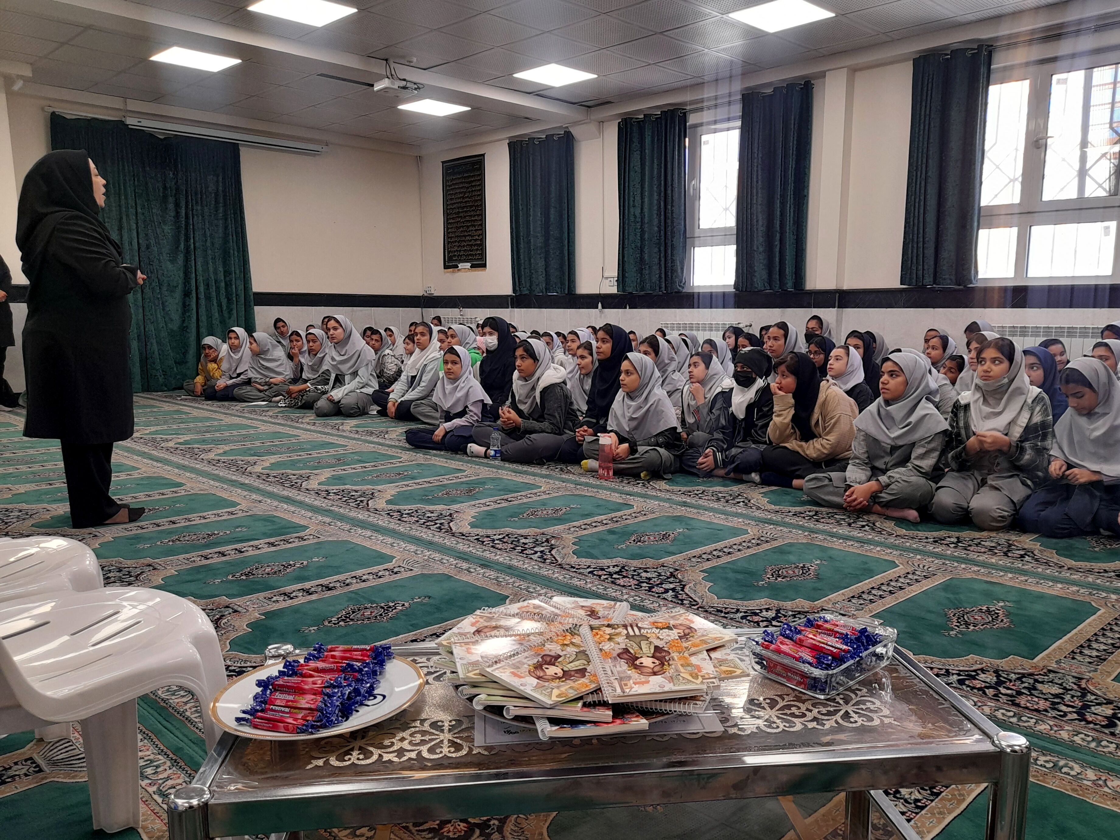 گرامیداشت روز دانش آموز در دبستان عذرا پورشهریاری ناحیه ۷مشهد
