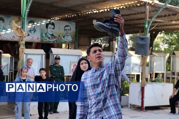  حال و هوای خاص گلباران مزار شهدا در گلزار شهدای شهرستان محلات