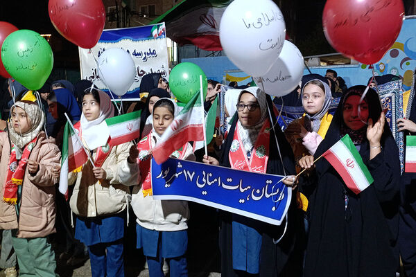 حضور فرهنگیان و دانش‌آموزان به‌مناسبت 12 فروردین ماه روز جمهوری اسلامی ایران 