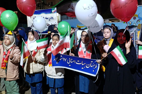  حضور فرهنگیان و دانش‌آموزان به‌مناسبت 12 فروردین ماه روز جمهوری اسلامی ایران 