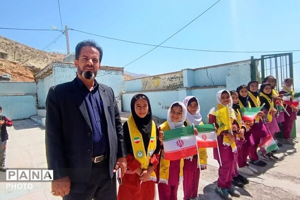 مراسم چهلمین روز شهدای دانش‌آموز مدرسه شجره طیبه میناب در دبستان ام البنین دیشموک