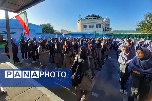به صدا درآمدن زنگ مهر در مدرسه شایستگان منطقه ۱۶