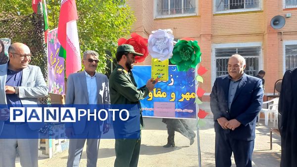 نواخته شدن زنگ مهر و مقاومت در دبیرستان شهید سلیمانی فیروزان با حضور مسئولان استانی و منطقه‌ای