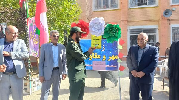 نواخته شدن زنگ مهر و مقاومت در دبیرستان شهید سلیمانی فیروزان با حضور مسئولان استانی و منطقه‌ای