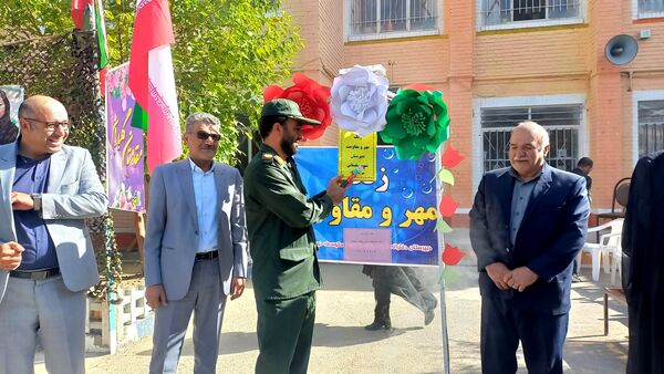 نواخته شدن زنگ مهر و مقاومت در دبیرستان شهید سلیمانی فیروزان با حضور مسئولان استانی و منطقه‌ای