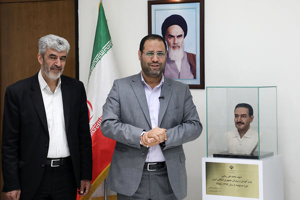 رونمایی از سردیس شهیدان رجایی و باهنر در دفتر وزیر آموزش و پرورش