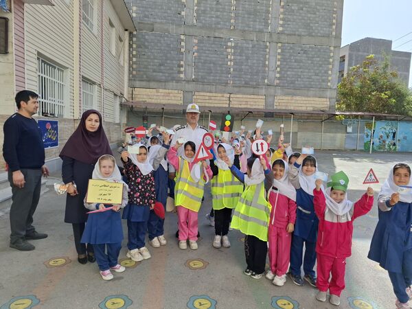 بازدید ماموران نیروی انتظامی در مدرسه 17شهریور بجنورد