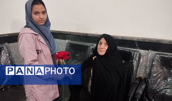 بوسه بر دستان مادر در دبیرستان والدین آناخاتون