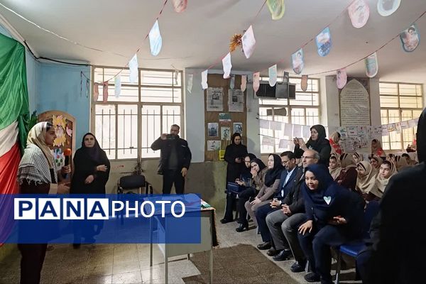 مراسم دهه فجر و برگزاری نمایشگاه دست‌سازهای دانش‌آموزی در دبستان شیخ کلینی