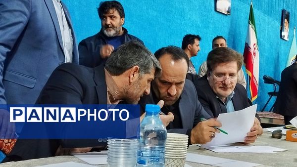 برپایی میز خدمت نماینده مردم اشتهارد در مصلی شهرستان اشتهارد